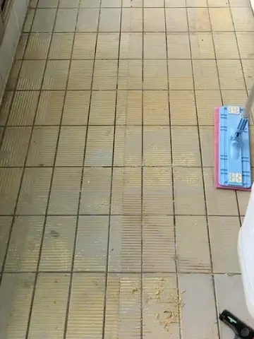 베란다 바닥 본드제거 전문업체에 맡기는 것이 정신건강에 좋습니다.. 현장 사진